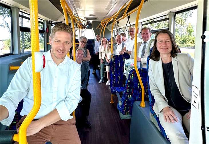 Die Ahrweiler Landrätin Cornelia Weigand und der Euskirchener Landrat Markus Ramers stellten das neue „Linienbündel Hocheifel“ gemeinsam mit weiteren Partnern vor.  Foto: W. Andres / KreisEuskirchen