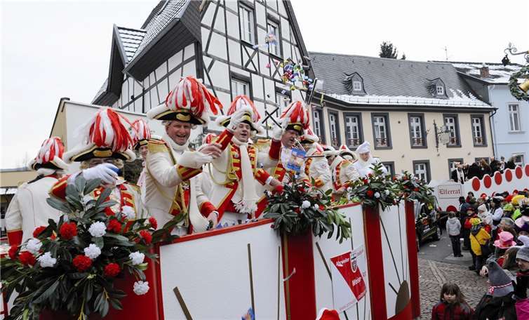 Die Ahrweiler Stadtgarde Weiß-Rot hatte einen mächtigen rot-weißen Wagen angespannt.