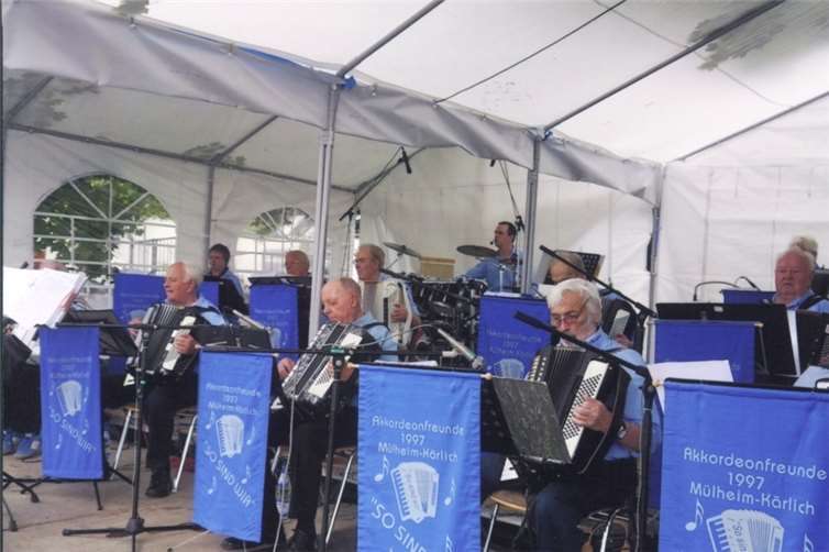 Die Akkordeonfreunde ,,So sind wir“ bei einer Aufführung. Privat