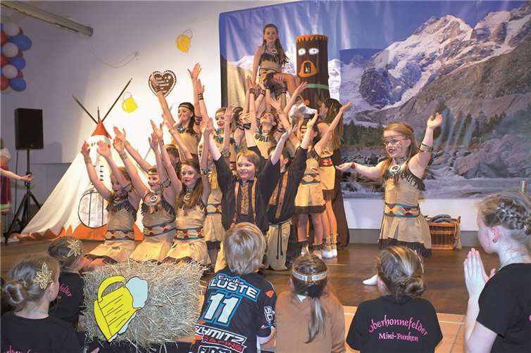 Die Akro-Kids mit ihrem aktuellen Tanz „Der Schatz des Manitu“.
