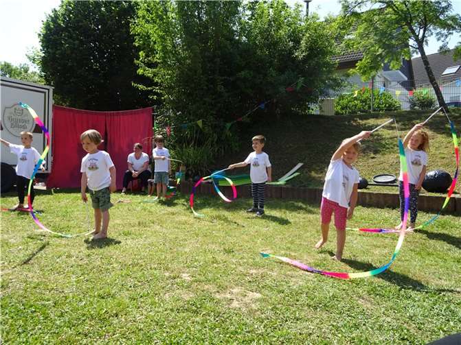 Die Akrobaten rundeten die Zirkusvorstellung mit ihrem abwechslungsreichen Können ab.  Foto: Chantal Jokiel