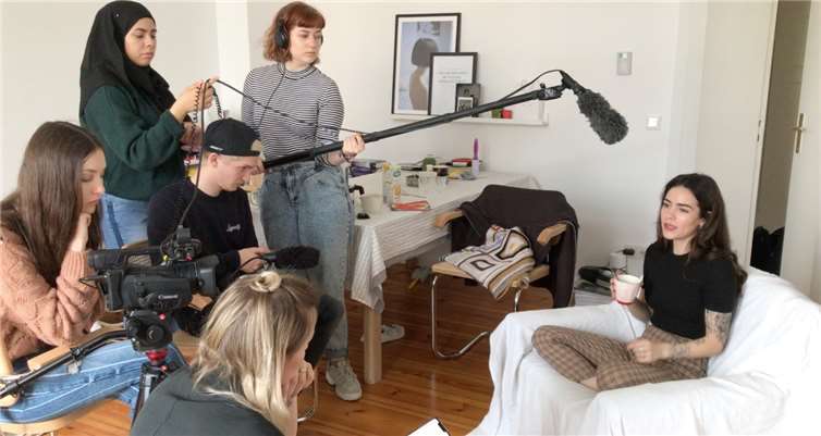 Die Akteure bei den Dreharbeiten.