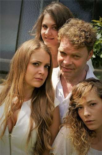 Die Akteure der „Gefährlichen Liebschaften“: Katrin Wolter, Richard Hucke, Eva Wiedemann und Leonie Huber. Foto: neues schauspiel koeln