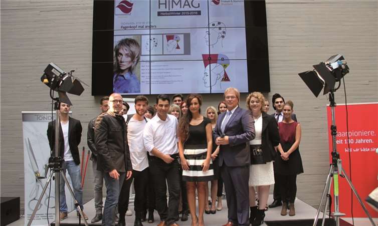 Die Akteure der Modeveranstaltung mit Vors. Landesinnungsmeister Guido Wirtz (v.l.), Landesinnungsmeister Franz-Josef Küveler (r) und dem Fachbeirat (v. l.) Julian Wagner, Ercan Akbulak, Gülüzar Tulun und Caroline Heinz.Landesverband Friseure & Kosmetik Rheinland