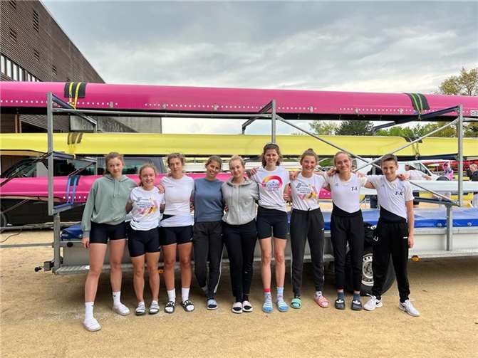 Die Akteure der Rudergesellschaft Treis- Karden,Eva Haible (5.v.l.), Felicitas Welter, Alena Röser und Steuermann Jannis Junglas (7.-9.v.l.) belegten im Vierer und im „Rheinlandachter“ der Juniorinnen U17 drei zweite und einen dritten Platz.