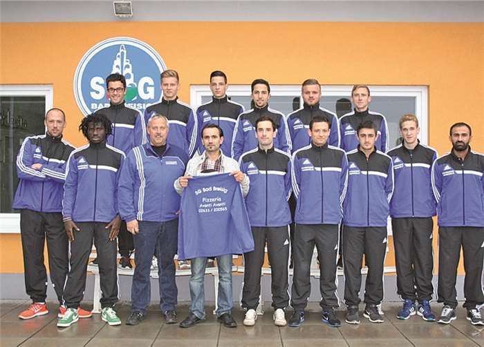 Die Akteure der ersten Mannschaft freuten sich über die neuen Trainingsanzüge. privat