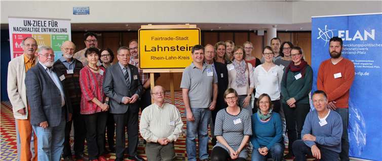 Die Akteure der rheinland-pfälzischen Fair-Trade Städte trafen sich Ende des vergangenen Jahres in Lahnstein zur Herbsttagung. Die Stadt wurde dabei durch Bürgermeister Adalbert Dornbusch (7.v.l.), der die Steuerungsgruppe für den Fairen Handel in Lahnstein leitet, sowie die zuständigen Mitarbeiter der Verwaltung, Hedwig Wagner (6.v.l.) und Helmut Schröder (8.v.l.), vertreten. Alexandra Schäfer/Stadtverwaltung Lahnstein