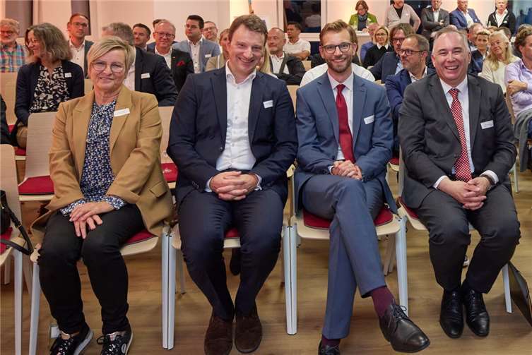 Die Akteure des 19 Unternehmergesprächs (v.r.): Michael Bug, Vorstand der Sparkasse und Gastgeber des Abends, Bürgermeister Ulrich Richter-Hopprich, Kulturreferent Dr. Hagen W. Lippe-Weißenfeld und die Organisatorin des Abends Petra Ramroth. Foto: VG Montabaur / Olaf Nitz