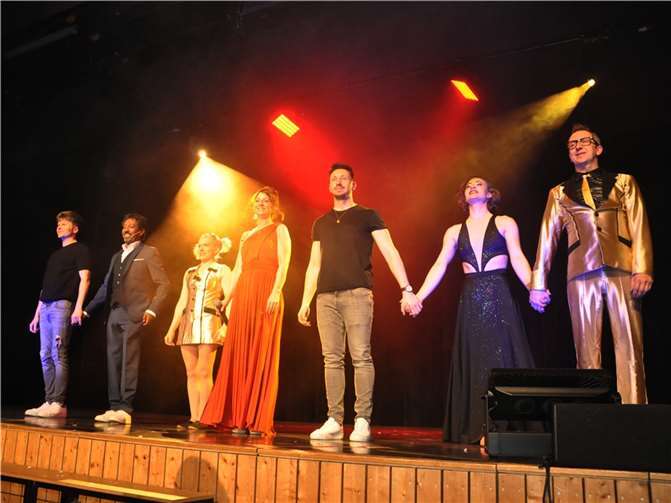 Die Akteure des 3. Benefiz Varieté für die Ahr in Ettringen begeisterten das Publikum.  Fotos: BS