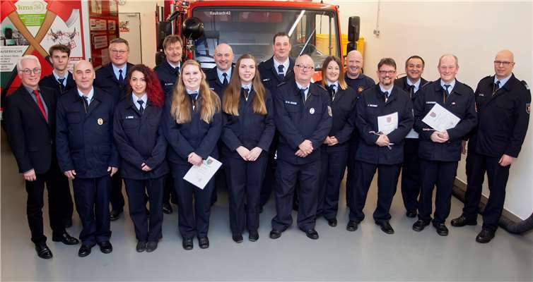 Die Akteure des Abends mit Bürgermeister Volker Mendel (links) und Wehrleiter Dirk Kuhl (rechts).Fotos: Feuerwehr VG Puderbach