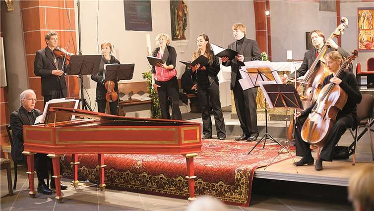 Die Akteure des Ensemble Musici di Sayn mit den Gesangssolisten vor dem Altarraum der Abteikirche.WT