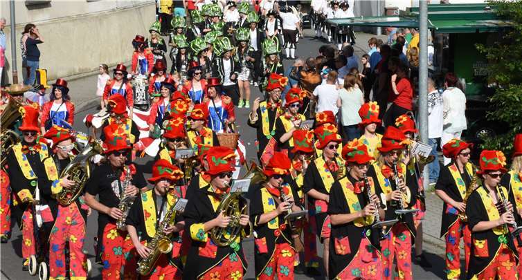 Die Akteure des Musikvereins Maischeid Stehbachhatten sich für das Event entsprechend verkleidet. Fotos: HEP