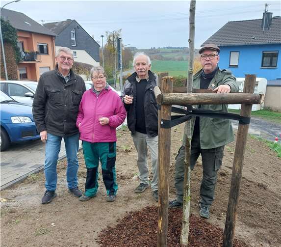 Die Akteure des Obst- und Gartenbauvereins pflanzten in diesem Jahr einen Walnussbaum am Parkplatz im Oberpflug.  Foto: Günter Pinetzki, Ortsgemeinde Ochtendung