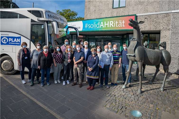 Die Akteure des Runden Tischs vor dem gemeinsamen Projekt „Mobiler Beratungsbus“, der an fünf Tagen in der Woche im Flutgebiet unterwegs ist. Foto: Bernhard Risse/Kreisverwaltung Ahrweiler