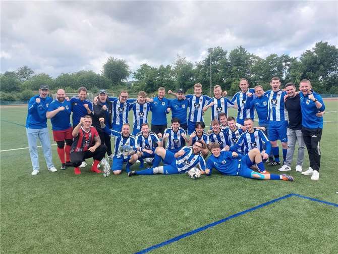 Die Akteure des SV Ochtendung nach ihrem letzten Pflichtspiel der vergangenen Saison. Sie hoffen, auch in der neuen Spielzeit viel Grund zum Jubeln zu haben. Foto: privat