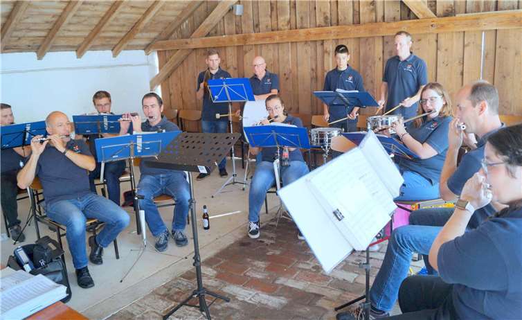 Die Akteure des Spielmannszuges aus Treis unterhielten am Mittag die Gäste musikalisch. Fotos: MT