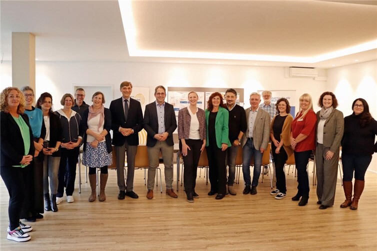 Die Akteure des „Treff am Markt“ zusammen mit Sozialministerin Dörte Schall (Bildmitte), Stadtbürgermeister Rolf Jung (6. von rechts) und Bürgermeister der VG Selters Oliver Götsch (links neben Dörte Schall).  Foto: privat