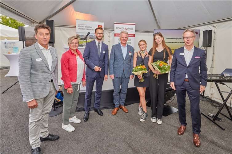 Die Akteure des Unternehmergesprächs der VG-Montabaur: (v.l.) Gastreferent Dr. Martin Koch, Petra Ramroth und Bürgermeister Ulrich Richter-Hopprich von der VG, Gastgeber Andreas Böker, die beiden Musikerinnen Helen Höhn und Mariella Dapprich sowie Gastgeber Thomas Paul Foto: VG Montabaur / Olaf Nitz