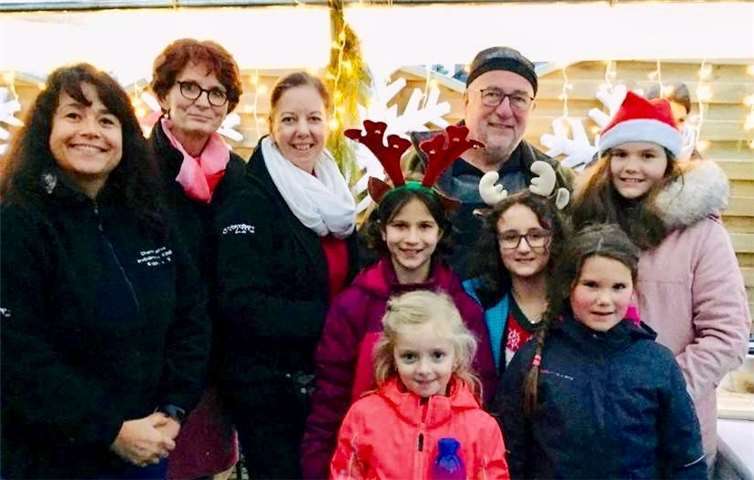 Kinder zeigten ein Herz für krebskranke Kinder Die Akteure mit Vorstandsmitgliedern der Elterninitiative krebskranker Kinder vom Kemperhof in Koblenz. privat