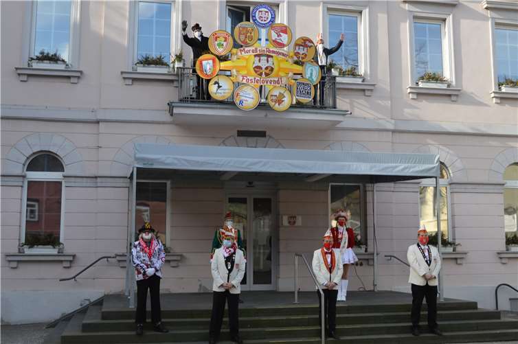 Die Akteure um Arbeitskreisleiterin Nina Wiest und auf dem Balkon Bürgermeister Björn Ingendahl und Pastor Frank Klupsch. Foto: AB