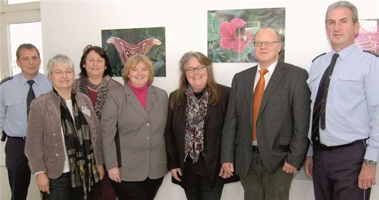 Die Akteurinnen und Akteure der Fachtagung: (v.l.) Koordinator von Gewalt in engen sozialen Beziehungen bei der Polizeiinspektion Neuwied Gerhard Engel, Gleichstellungsbeauftragte des Landkreises Neuwied Doris Eyl-Müller, Dienstellenleiterin der Caritasgeschäftsstelle Claudia Pauly, Gleichstellungsbeauftragte des Westerwaldkreises Beate Ullwer, Vorsitzende der Fachkommission „Gewalt gegen Frauen und Kinder“ des Deutschen Juristinnenbundes Susanne Köhler, Direktor des Amtsgerichtes Neuwied Bernd Hübinger und Leiter der Polizeidirektion Neuwied Karlheinz Maron. privat