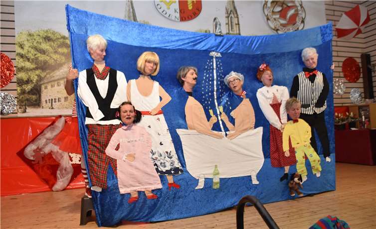 Die Aktion „ Die pucklige Verwandschaft“ musste von den Damen auf der Bühne, unter den frenetischen Applaus ein zweites Mal aufgeführt werden. Fotos: EICH