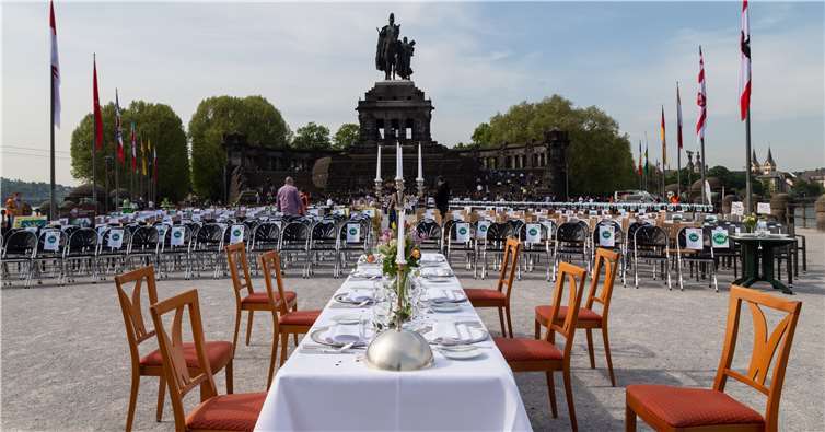 Die Aktion „Leere Stühle“ am Deutchen Eck.Quelle: Interessengemeinschaft Hoteliers, Gastronomen und Veranstalter