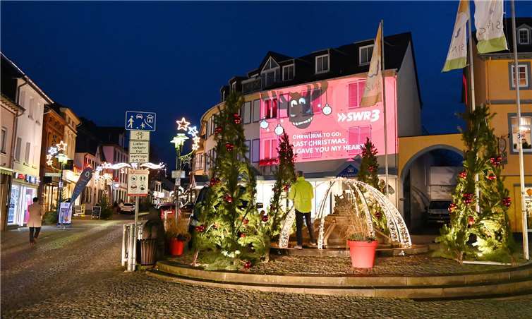 Die Aktion des Südwestrundfunks ergänzte den Sinziger Sternenzauber, der jedes Jahr die Straßen und Plätz festlich erleuchtet und von der Aktivgemeinschaft organisiert wird.Fotos: RASCH