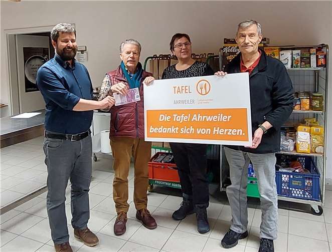 Die Aktion hat sich voll gelohnt, finden (von links) Oliver Marquardt, Tafelmitarbeiter Josef Groß, Tafelkoordinatorin Mary Witsch und Kai Pappendorf.