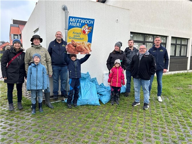Die Aktion klang, wie bereits in den Vorjahren, in der Uhlgasse bei Bockwurst und kühlen Getränken aus. Für die Kinder gab es eine süße Überraschung. Quelle: Merler Dorfgemeinschaft