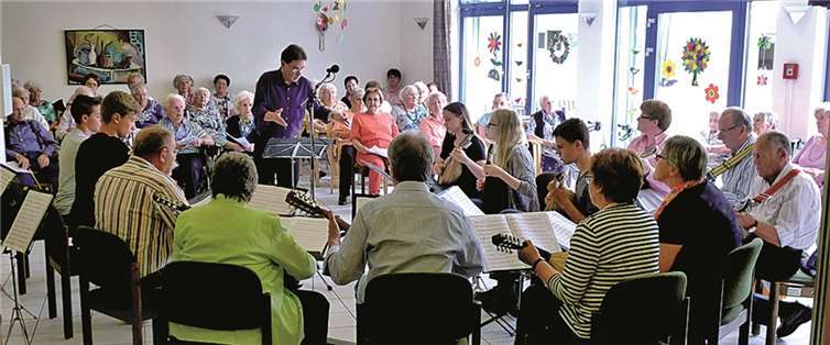Die Aktiven beim Mandolinenkonzert im Seniorenzentrum St. Peter in Mülheim-Kärlich.  Oswald Senner