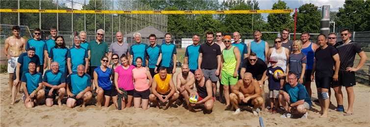 Die Aktiven beim dritten Beachvolleyballturnier des TV Gladbach.Foto: TV Gladbach