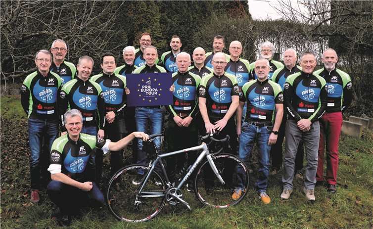 Die Aktiven der Equipe EuroDeK blicken beim Radler-Neujahrstreff hoffnungsvoll in das neue Jahr, das mit der „Pro-EUROPA-Tour“ im Juni einen absoluten Höhepunkt bringen wird.  Foto: Equipe