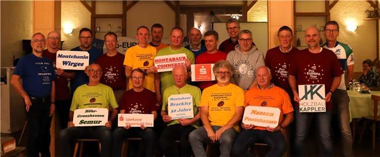 Die Aktiven der Equipe EuroDeK blickten beim Radler-Neujahrstreff hoffnungsvoll in das neue Jahr mit der deutsch-französischen Bretagne-Rundfahrt im Mai als Höhepunkt.  Foto: Uli Schmidt