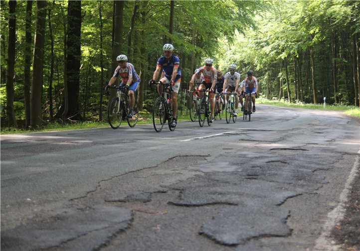 Die Aktiven der Equipe France müssen leider in der Region oft mit wenig rennradtauglichen Straßen klar kommen…wie hier im Buchfinkenland nahe des Horbacher Waldstadtions.Foto: privat