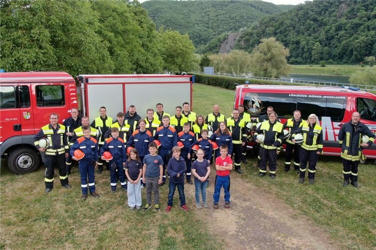 Die Aktiven der Feuerwehr Müden mit ihrer Jugend- und Bambinifeuerwehr