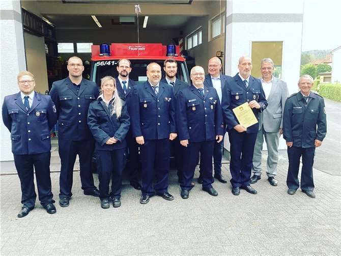 Die Aktiven der Freiwilligen Feuerwehr Oberelbert gemeinsam mit ihrem neugewählten Wehrführer Torsten Theis sowie dem Ersten Beigeordneten Andree Stein und dem Stellvertretenden Wehrleiter Hajo Klimke.  Foto: VG Montabaur