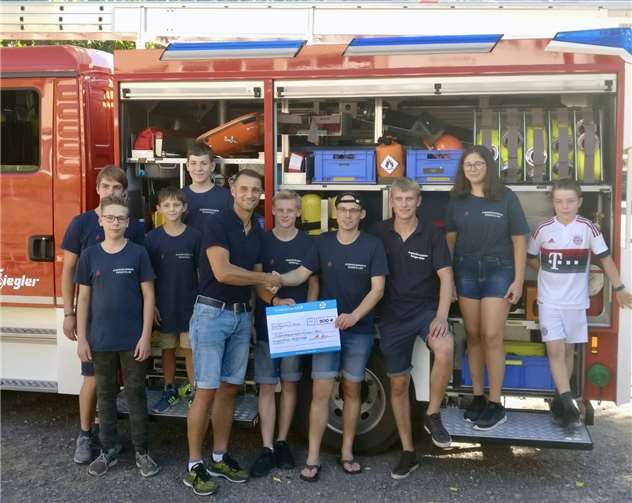 Die Aktiven der Jugendfeuerwehr freuen sich über die Unterstützung durch den Sportverein. privat