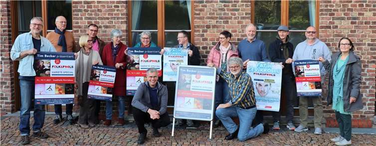 Die Aktiven der Kleinkunstbühne Mons Tabor gehen motiviert in die Zukunft – und freuen sich auf das Kleinkunstfestival Folk & Fools in der Stadthalle Montabaur am 19./20. November. Foto: KKB