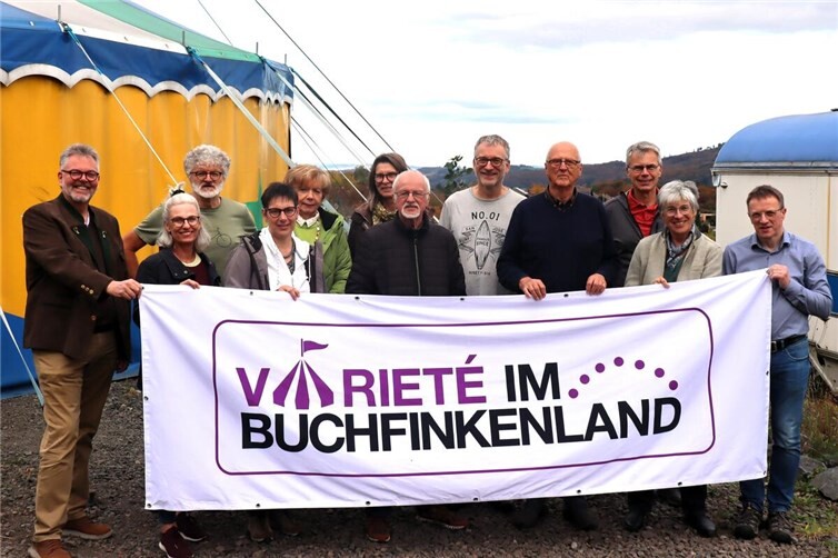 Die Aktiven der Kleinkunstbühne Mons Tabor hoffen sehr, dass das Familiendorf Hübingen als Kooperationspartner des Formates „Varieté im Buchfinkenland“ nach dem Insolvenzverfahren eine gute Zukunft hat und mit dem schönen Zirkuszelt erfolgreich weiterarbeiten kann. Foto:Uli Schmidt