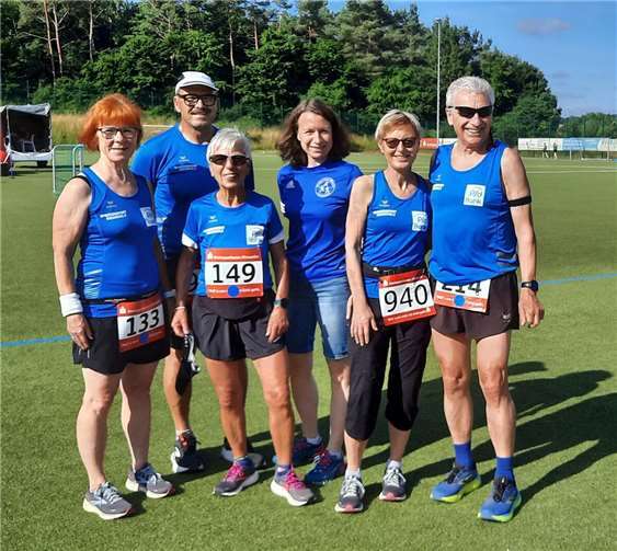 Die Aktiven der LG Laacher See mit Landrätin Cornelia Weigang (Dritte v. li.) des Kreises Ahrweiler vor dem Start der Wettbewerbe. Foto: Steven Schneider