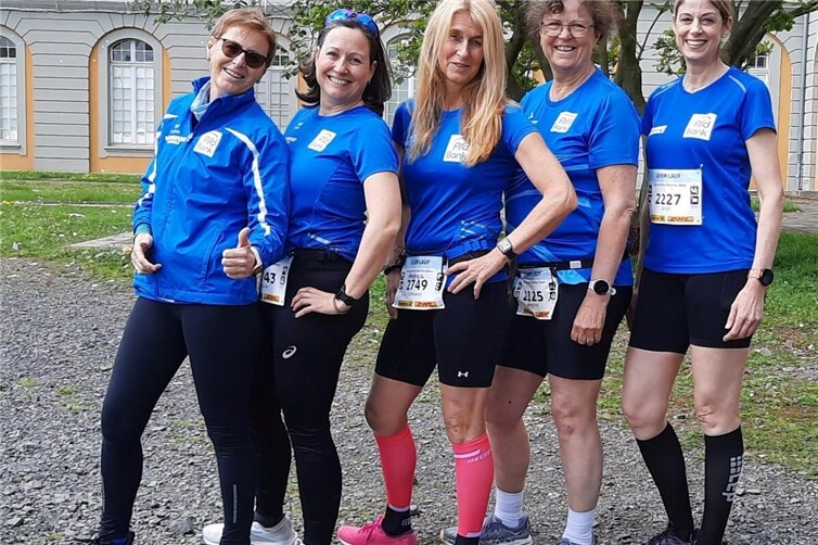 Die Aktiven der LG vor dem Start des 10 km (v. l. Elisabeth Waldorf, Nicole Krystkowiak, Andrea Dahm, Brigitte Wehren u. Birgit Blum)