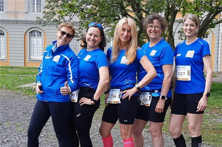 Die Aktiven der LG vor dem Start des 10 km (v. l. Elisabeth Waldorf, Nicole Krystkowiak, Andrea Dahm, Brigitte Wehren u. Birgit Blum).