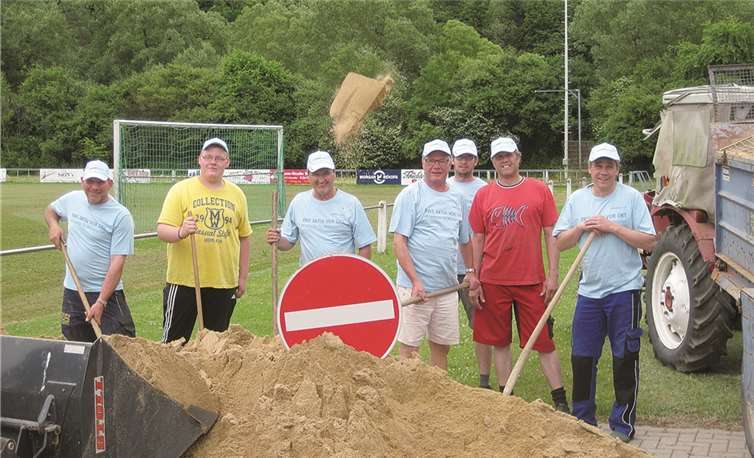 Die Aktiven der Oberahrtaler Sportfreunde haben rund 50 Tonnen Sand bei den Sanierungsarbeiten in Antweiler verarbeitet.privat
