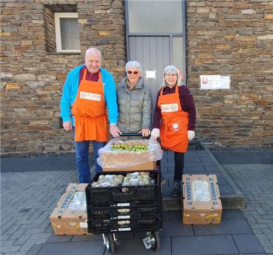 Die Aktiven der Tafel Andernach sind sehr dankbar über die Lebensmittelspende von Frau Schüller (v. l. n. r.: Jan Junglas, Ingrid Schüller, Manuela Schönfeld). Foto: Karl Wilhelm Lenartz