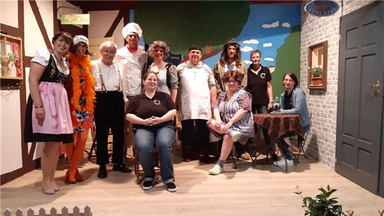 Die Aktiven der Theatergruppe Volkesfeld: (hinten v.l.( Tina Alter, Annette Schnur, Heinz Kurek , Patrick Gros, Silke Schlich, Sergej Hofmann, Kevin Henseler, Birgit Maxein, Anja Schüller; (vorne v.l.): Nina Rieser, Jutta Liebelt.  Foto: Nina Rieser