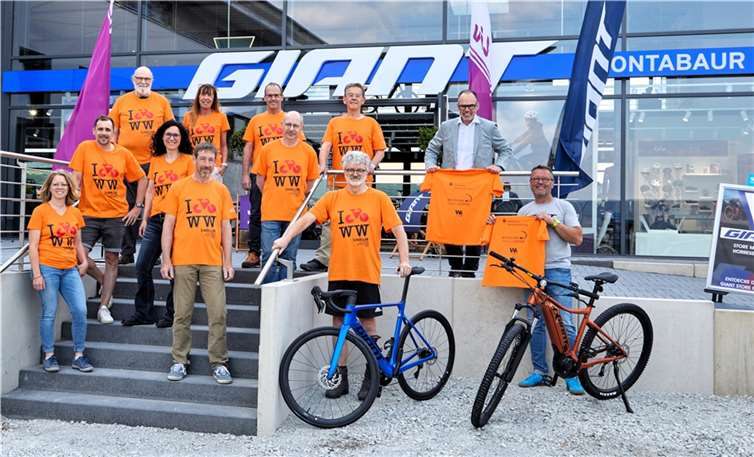 Die Aktiven der WFK-Projektgruppe trafen sich im neuen WFK-T-Shirt mit Andreas Görg (Sparkasse Westerwald-Sieg) und Thomas Böckling (GIANT Store Montabaur) als Vertreter der beiden Hauptsponsoren der Veranstaltung zur Programm- und Organisationsbesprechung im eindrucksvollen neuen GIANT Store in Montabaur. Foto: Olaf Nitz