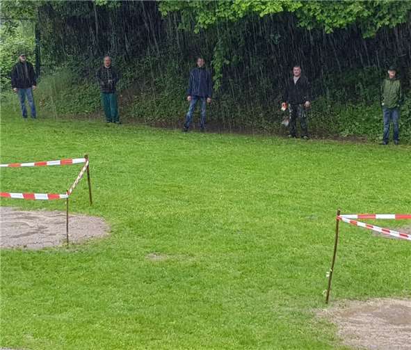 Die Aktiven der beiden Scheurener Vereine trotzten dem Regen und sanierten den Bolzplatz
