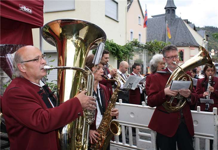 Die Aktiven der örtlichen Musikkapelle wanderten mit den Offiziellen musizierend die einzelnen Winzerhöfe ab, wo sie auf begeisterte Besucher trafen. TE