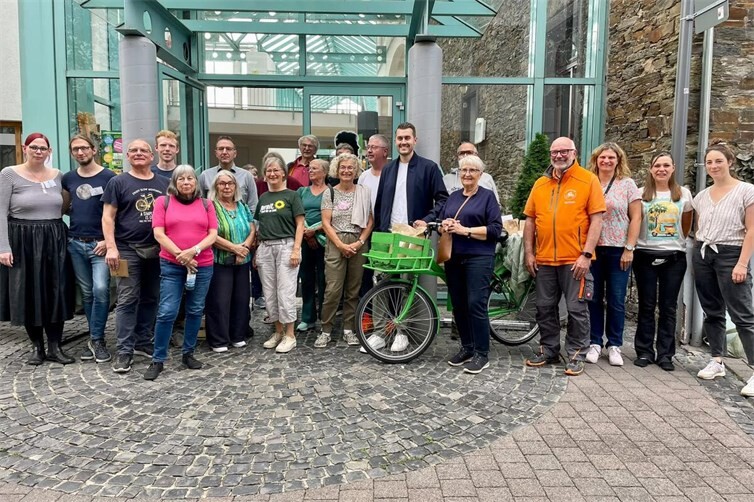 Die Aktiven des 3. Bendorfer Nachhaltigkeitsmarktes mit dem Bundestagsabgeordneten Julian Joswig (Mitte)
